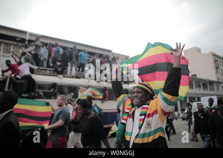 Persone allegria durante il mese di marzo per le strade per chiedere che il Presidente Robert Mugabe dimettersi e passo verso il basso dal potere di Harare, Zimbabwe, il 18 novembre 2017. Il 93-anno-vecchio leader è stato al potere per 37 anni, ma è stata data con 24 ore di dimettersi o faccia impeachment. Foto di Belal Khaled/UPI Foto Stock