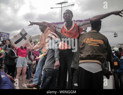 Persone allegria durante una durante il mese di marzo per le strade per chiedere che il Presidente Robert Mugabe dimettersi e passo verso il basso dal potere di Harare, Zimbabwe, il 19 novembre 2017. Il 93-anno-vecchio leader è stato al potere per 37 anni, ma è stata data con 24 ore di dimettersi o faccia impeachment. Foto di Belal Khaled/UPI Foto Stock