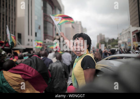 Persone allegria durante il mese di marzo per le strade per chiedere che il Presidente Robert Mugabe dimettersi e passo verso il basso dal potere di Harare, Zimbabwe, il 19 novembre 2017. Il 93-anno-vecchio leader è stato al potere per 37 anni, ma è stata data con 24 ore di dimettersi o faccia impeachment. Foto di Belal Khaled/UPI Foto Stock