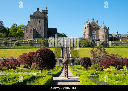 Vista della Scozia più antica meridiana obelisco dal 1630, a Drummond giardini di castello in castello di Drummond in Perthshire Scozia , REGNO UNITO Foto Stock