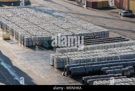 Pile di metallo da scalo nel porto di Koper in Slovenia Foto Stock