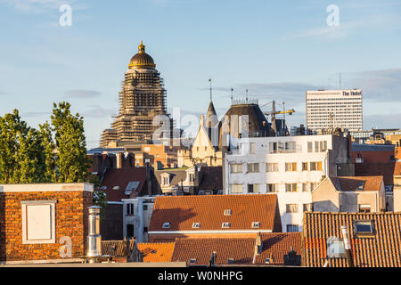 Vista su Bruxelles verso il Palazzo di Giustizia (Tribunale) coperta da impalcature - Bruxelles, Belgio. Foto Stock