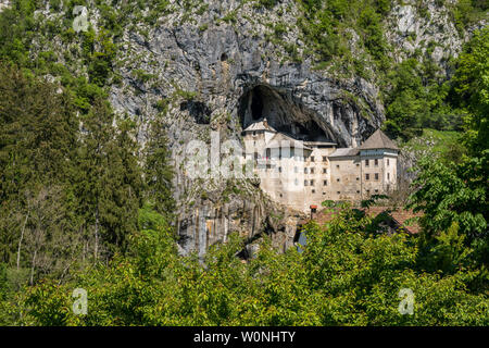 Il Castello di Predjama costruito in una grotta in Slovenia Foto Stock