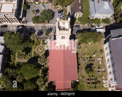 Antenna ad alto angolo di visione della storica chiesa unitaria nel centro cittadino di Charleston, Carolina del Sud. Foto Stock