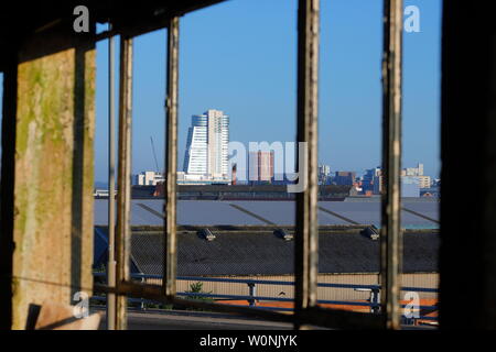 Bridgewater Place & Candela House si trovano a Granary Wharf in Leeds.Questa vista è presa da un edificio abbandonato in Hunslet. Foto Stock