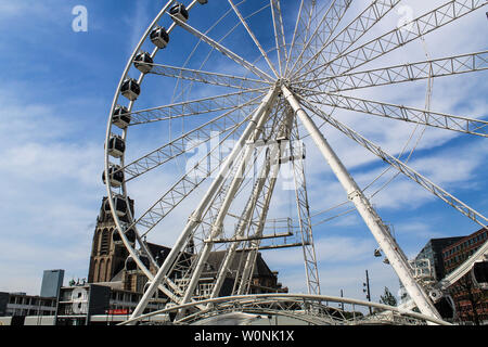 Ruota panoramica Ferris nella città di Rotterdam Foto Stock