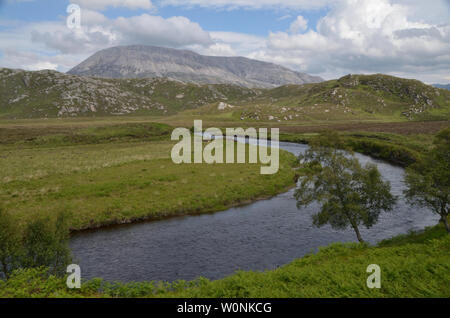 Il fiume Laxford con la montagna Arkle sullo sfondo, in northern Highlands Scozzesi. Foto Stock