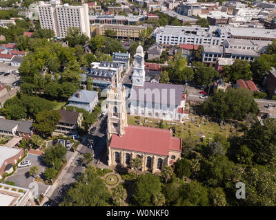 Vista aerea della chiese di interesse storico nel centro cittadino di Charleston, Carolina del Sud. Foto Stock