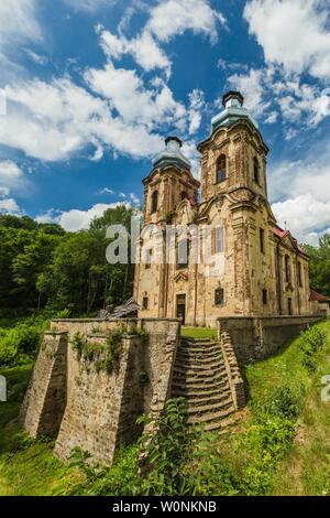 Skoky, Zlutice / Repubblica Ceca - Giugno 21 2019: la barocca chiesa della Vergine Maria visitazione in Skoky, Maria Stock, è un ex luogo di pellegrinaggio. Foto Stock