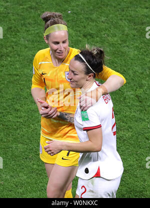 In inghilterra il portiere Karen Bardsley (sinistra) e l'Inghilterra del bronzo Lucy celebrare dopo il fischio finale durante il FIFA Coppa del Mondo femminile, quarti di finale, a Stade Oceane, Le Havre, Francia. Foto Stock