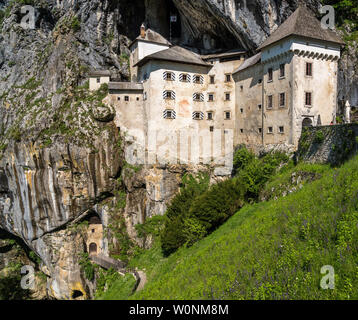 Il Castello di Predjama costruito in una grotta in Slovenia Foto Stock