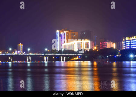 Passeggiata attraverso il traliccio per vedere la nuova città di nuovo Yudu, il rapido cambiamento di nuova città del neon lampeggiante area sovietica, il pesce che saltava dall'acqua sulle rive del fiume Yudu. La notte è tranquillo e bellissimo e nuovo Yu Du! Foto Stock