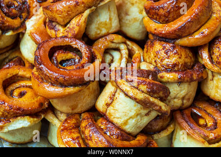 Delizioso pane appena sfornato, panini, cottura appena dal forno Foto Stock