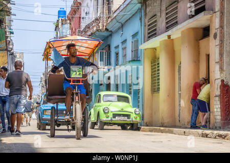 L'Avana, Cuba - 16 Maggio 2019: Noleggio Taxi Driver in strada di l'Avana Vecchia Città durante un vivace e luminosa giornata di sole. Foto Stock