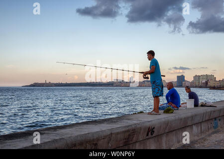 L'Avana, Cuba - 12 Maggio 2019: il popolo cubano sono la pesca nell'oceano, prese durante la penuria di crisi alimentare. Foto Stock