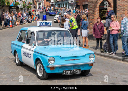 Clssic Hillman Imp auto della polizia in Lymm trasporto storico sfilano per le vie del paese Foto Stock