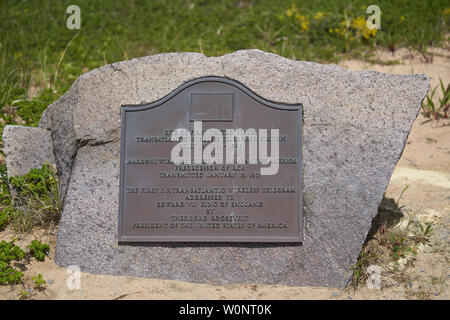 South Wellfleet, MA - Giugno 12, 2019: Questo bronzo lapide ricorda il sito del primo transatlantico ci wireless telegraph station da Marconi filo Foto Stock