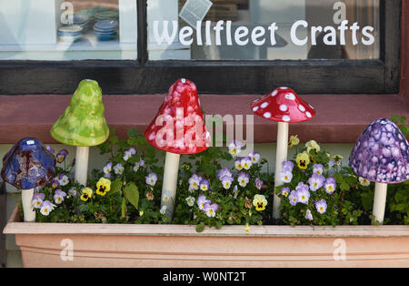 Wellfleet, MA - Giugno 12, 2019: ceramiche colorate toadstool giardino accessori visualizzati in una cassetta per fiori di fronte al Wellfleet Crafts Store. Foto Stock