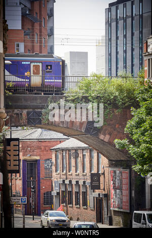 Il centro della città di Manchester, a nord del velocista treno passa Princess Street con Joshua Brooks pub dietro Foto Stock