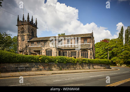 Il pittoresco villaggio di Pietra San Bartolomeo C di e chiesa parrocchiale a Wilmslow, Cheshire Foto Stock