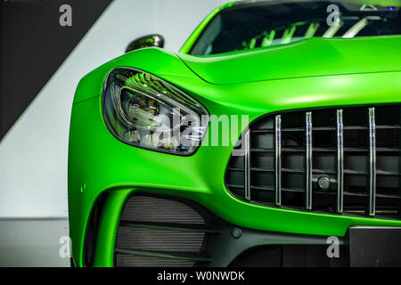 Nonthaburi-Thailand 5 dic. 2017: Close-up di una luce di testa Mercedes Benz AMG GT-R sul display alla XXXIV Thailandia International Motor Expo 2017 Foto Stock