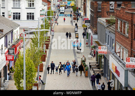 Gli acquirenti di Princess Street a Stockport centro città Foto Stock