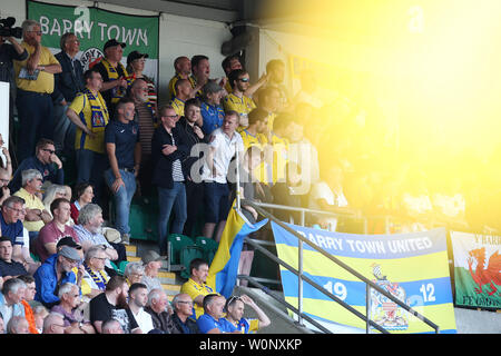 Cardiff, Regno Unito. Il 27 giugno, 2019. Città di Barry Regno fan. UEFA Europa League preliminari di turno di qualificazione corrispondono, prima gamba, Barry Town Regno (Galles) v Cliftonville FC (Irlanda del Nord) a Cardiff International Sports Stadium di Cardiff, Galles del Sud giovedì 27 giugno 2019. Editoriale solo utilizzo. pic da Andrew Orchard/Andrew Orchard fotografia sportiva/Alamy Live News Credito: Andrew Orchard fotografia sportiva/Alamy Live News Foto Stock