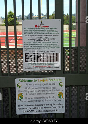 Castro Valley High school stadium benvenuti regole segni sul cancello di ingresso in Castro Valley, California Foto Stock