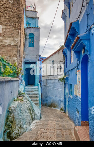 Chefchaouen, Marocco - 3 Maggio 2019: il paesaggio urbano con uno dei tipici vicoli con le sue facciate blu a Chefchaouen, Marocco. Foto Stock