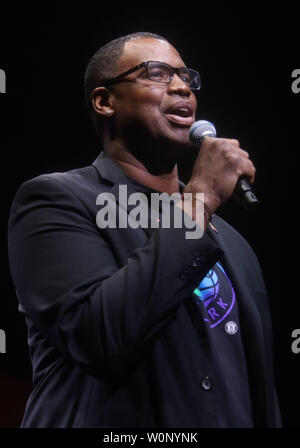 Giugno 26, 2019 - New York, New York, Stati Uniti - Primo apertamente gay del giocatore di basket ex NY NET, Jason Collins assiste il concerto benefico per il WorldPride cerimonia inaugurale svoltasi presso la Barclays Center di Brooklyn. (Credito Immagine: © Nancy Kaszerman/ZUMA filo) Foto Stock