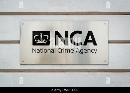 Segnaletica per la criminalità nazionale agenzia (NCA) edificio situato sulla vecchia Queen Street a Londra, Regno Unito. Foto Stock