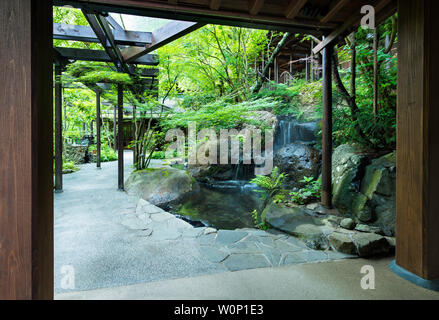 Il cortile principale a Iwanoyu ryokan in Nagano, Giappone Foto Stock