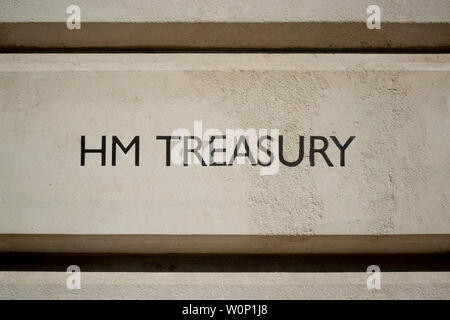 Digital Signage per HM Treasury edificio situato su Horse Guards Road a Londra, Regno Unito. Foto Stock