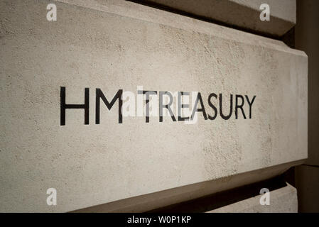 Digital Signage per HM Treasury edificio situato su Horse Guards Road a Londra, Regno Unito. Foto Stock