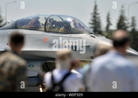 Ankara. Il 27 giugno, 2019. Piloti militari prendere parte anatolica Eagle la seminatrice pneumatica a Konya, Turchia, il 26 giugno 2019. La Turchia e i suoi alleati stanno partecipando a l'Aquila anatolica punte di aria nella zona centrale di Konya provincia al fine di rafforzare la cooperazione in vista di compiti comuni e di esercitare la missione tipi, i media locali hanno riferito giovedì. Credito: Xinhua/Alamy Live News Foto Stock