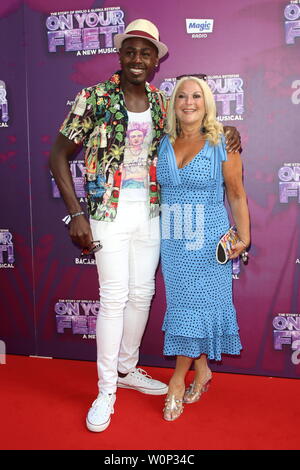 Ben Ofoedu e Vanessa Feltz arrivare sul tappeto rosso durante il sui vostri piedi premere notte al The London Coliseum, St Martin's Lane. Foto Stock