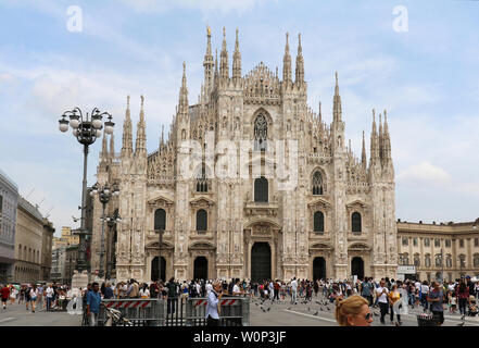 Milano, Italia - 15 Giugno 2019: grande folla di turisti a piedi della piazza del Duomo di Milano. Foto Stock