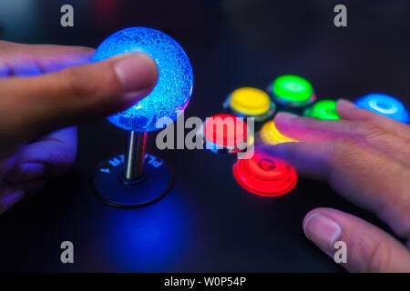 Classico gioco video player utilizzando una bolla illuminata top joystick e combattente layout pulsante. Foto Stock