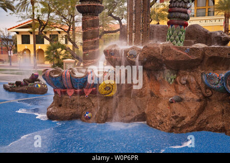 La fontana di vita fatta di pietre scolpite nel centro città cattedrale, California, rappresenta la natura e la storia del deserto. Foto Stock