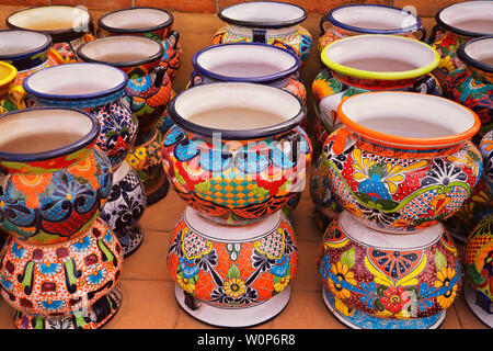 Display a colori di ceramica presso uno dei tanti negozi eclettici nell'arte colonia di Tubac, Arizona. Foto Stock