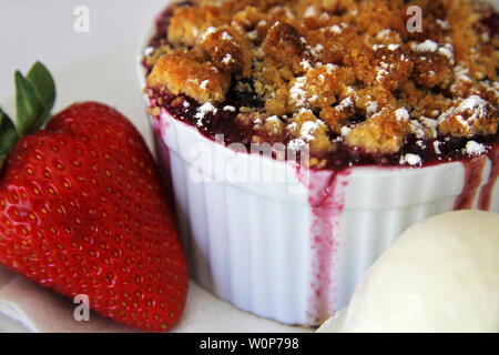 Rabarbaro Crumble con gelato e fragole Foto Stock