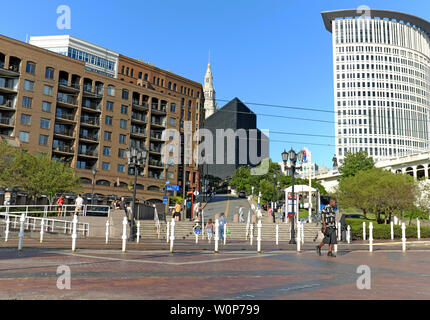 Gli edifici storici e moderni del centro di Cleveland, Ohio, offrono lo sfondo per chi ama la East Bank of the Flats nel pomeriggio d'estate. Foto Stock