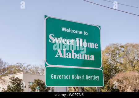 Segno sul confine di stato per dare il benvenuto ai viaggiatori di Sweet Home Alabama Foto Stock