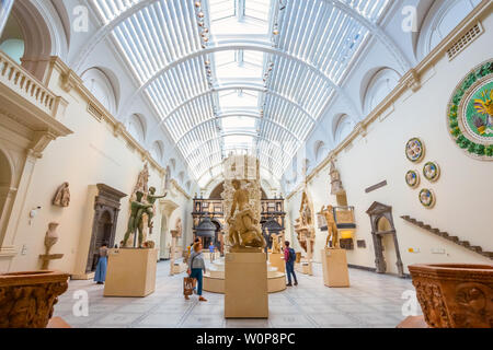 London, Regno Unito - 20 Maggio 2018: Victoria and Albert Museum, fondato nel 1852, è il più grande del mondo Museo di Arti Applicate e Decorative e design hous Foto Stock