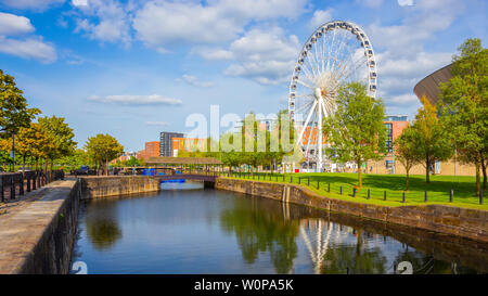 Liverpool, Regno Unito - 17 Maggio 2018: la ruota di Liverpool sulla chiglia Wharf waterfront del fiume Mersey, aperto il 25 marzo 2010. La struttura è 196 FE Foto Stock