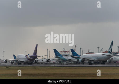 DENPASAR,BALI/INDONESIA-Giugno 08 2019: alcune attività al piazzale dell'Aeroporto Internazionale Ngurah Rai di Bali. Essi si prepara per i passeggeri a bordo, come polv Foto Stock