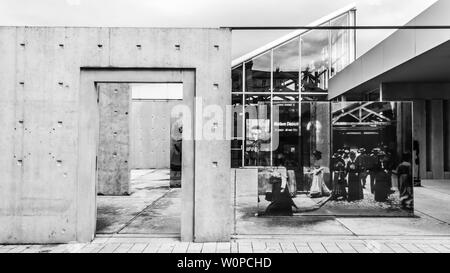 All'ingresso del Museo Lumiere sul premier film street a Lione con un vetro di visualizzazione di proiezione in cui i lavoratori sono stati catturati su pellicola leavin Foto Stock