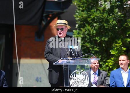 NEW YORK NEW YORK - 27 giugno: il Cardinale Timothy Dolan M. parla nel corso di una cerimonia in onore di Mets Hall of Famer Tom Seaver al di fuori del campo di Citi in corona, nuovo Foto Stock