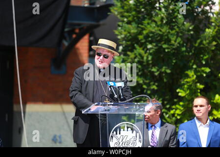 NEW YORK NEW YORK - 27 giugno: il Cardinale Timothy Dolan M. parla nel corso di una cerimonia in onore di Mets Hall of Famer Tom Seaver al di fuori del campo di Citi in corona, nuovo Foto Stock