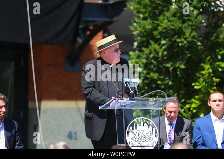 NEW YORK NEW YORK - 27 giugno: il Cardinale Timothy Dolan M. parla nel corso di una cerimonia in onore di Mets Hall of Famer Tom Seaver al di fuori del campo di Citi in corona, nuovo Foto Stock